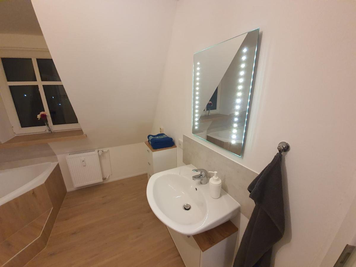Gemuetliche Dachwohnung Mit Kleiner Oder Grosser Dachterrasse Nebeneinander Wolmirstedt Esterno foto