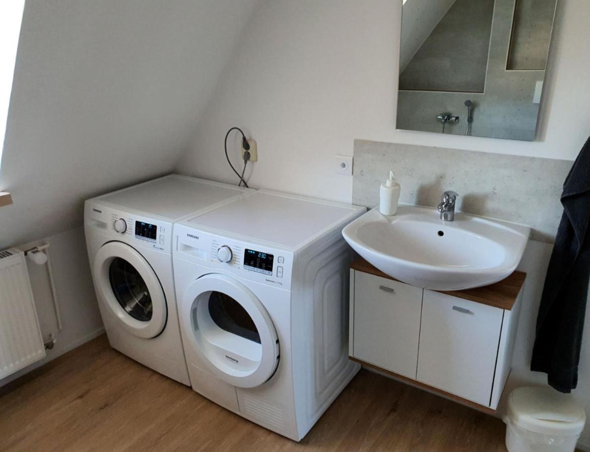 Gemuetliche Dachwohnung Mit Kleiner Oder Grosser Dachterrasse Nebeneinander Wolmirstedt Esterno foto