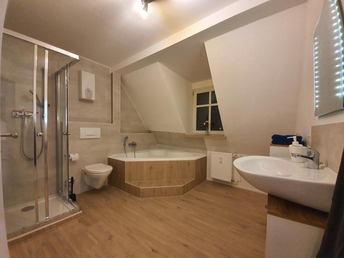 Gemuetliche Dachwohnung Mit Kleiner Oder Grosser Dachterrasse Nebeneinander Wolmirstedt Esterno foto